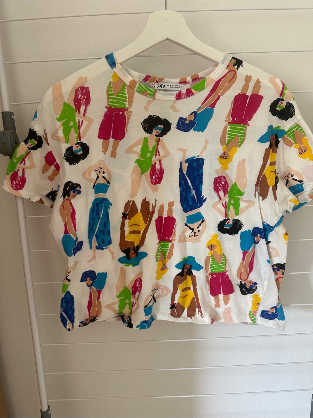 Zara White Crop Tee with Multicolor Beach Figures